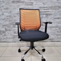 Кресло Barneo K-138 для персонала (черная ткань оранжевая сетка) в Полевском - polevskoy.mebel24.online | фото